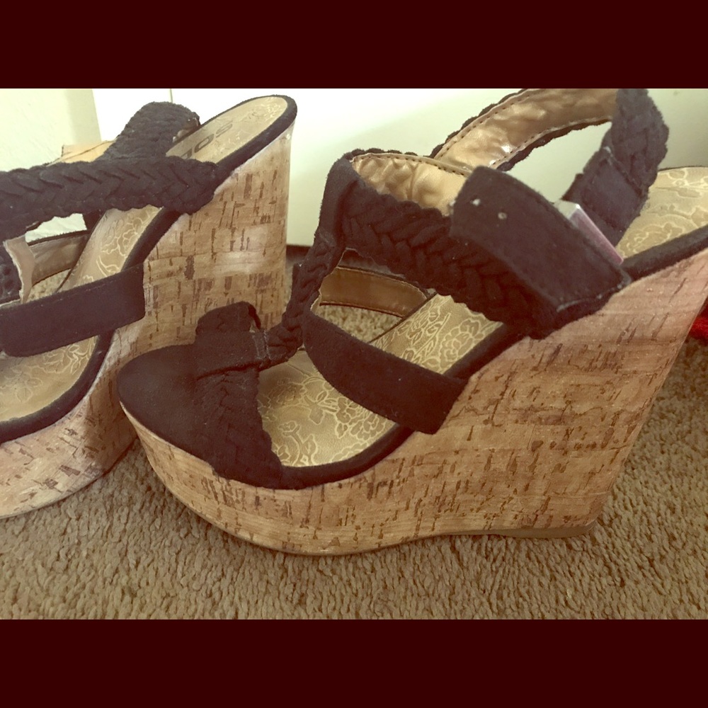 Black wedges
